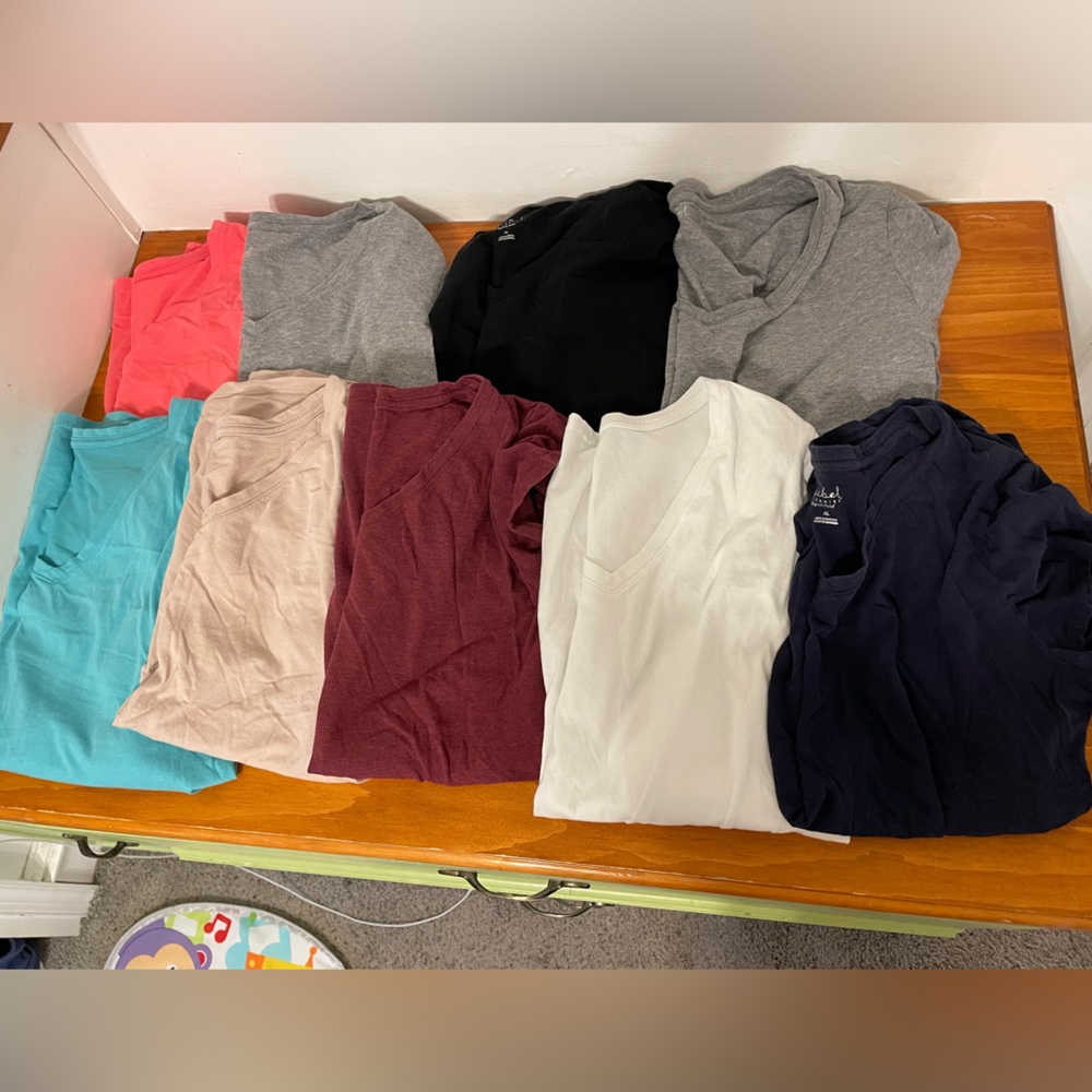 9 Short Sleeve V-Neck Maternity T-Shirt -
Isabel Maternity by Ingrid & Isabel XL